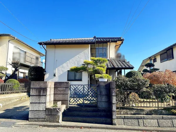 閑静な住宅街に佇む南向きバルコニーの住宅