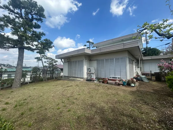 【現地土地写真】現況古家があり、実際の採光状況や窓の位置を事前にご確認いただけます。引き渡し時期はご相談ください。