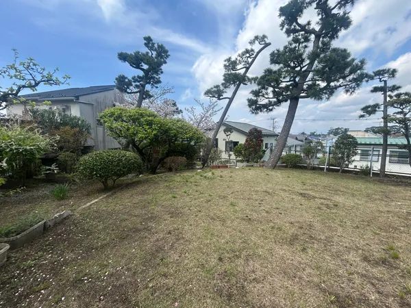 【現地土地写真】建ぺい率は50%、容積率80%です。建築可能な建物のボリュームなど、ご不明な点はお気軽にお問い合わせください。