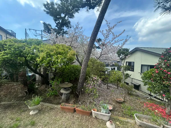【現地土地写真】周囲にはすでに建物が建っており、窓の位置や隣家との間隔などを考慮しながら設計できます。