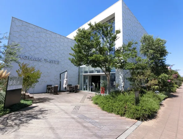 書店、雑貨店、カフェ、レストランなど、湘南を感じる個性的なお店が揃っています。