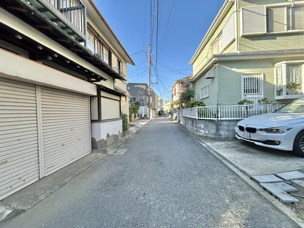 【前面道路含む現地写真】前面道路は西側幅員約3.5m。敷地は奥まったところにあり、プライバシーが守られやすい立地です。