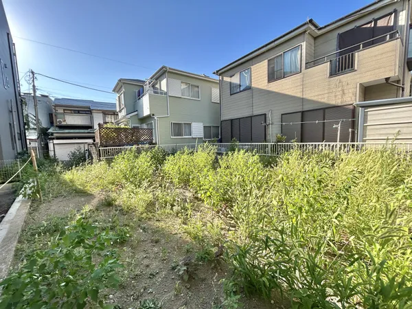 【現地土地写真】周囲にはすでに建物が建っており、窓の位置や隣家との間隔などを考慮しながら設計できます。