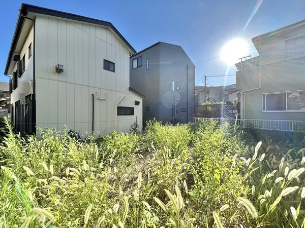 【現地土地写真】最寄駅、小学校、買い物施設が徒歩10分圏内に揃う、暮らしやすい住環境です。