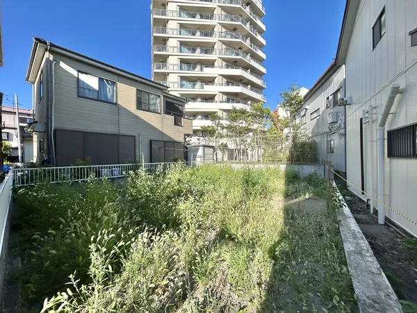 【現地土地写真】公営水道・都市ガスをご利用いただけます。お引渡し時期などはご相談ください。