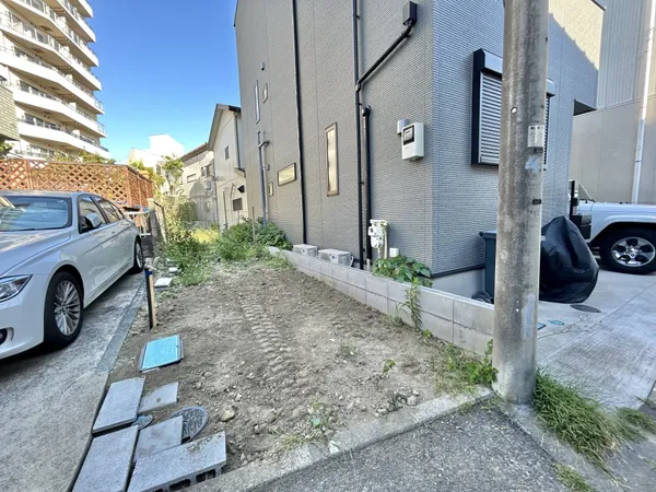 【現地土地写真】住まいから公道までの敷地延長部分の長さは約8.8m。実際に現地にてご確認いただけます。