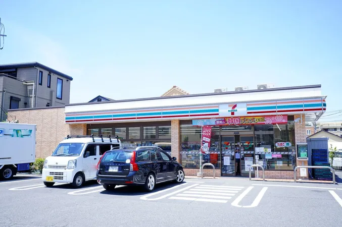 徒歩7分。24時間営業。国道沿いにあり駐車場も広いため、お車で立ち寄る際にも便利な立地です。商品の購入はもちろん、宅急便の手配やネット注文した商品の受取もできます。