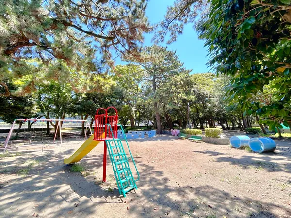 徒歩3分。ブランコやすべり台、砂場、シーソー、土管が設置されている公園。テニスコートもございます。