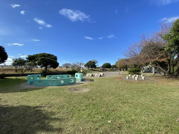 徒歩8分。遊具と手洗い場、走り回ったりボール遊びなどができる広場、自然遊びが楽しめる林エリアがあります。
