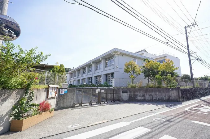 徒歩9分。「えがおあふれる片瀬小学校」を学校運営方針に掲げています。HPでは、教育目標・学校だより・学校生活の様子などを確認する事ができます。