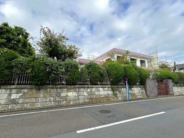 【現地写真】湘南モノレール「片瀬山」駅 徒歩6分。第一種低層住居専用地域の閑静な住宅街。（撮影日：2025年10月23日）