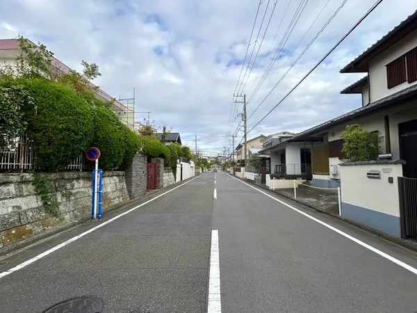 【南西側前面道路】幅員約8.0m前面道路約8.0ｍ、駐車もしやすいです。