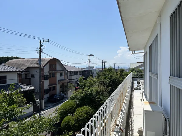 【既存建物からの眺望】晴れた日にはきれいな青空が広がり、遠くまで見渡せる開放的な景色が楽しめます。