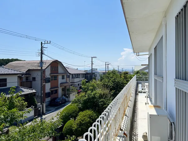 【従前建物からの眺望】晴れた日にはきれいな青空が広がり、遠くまで見渡せる開放的な景色が楽しめます。