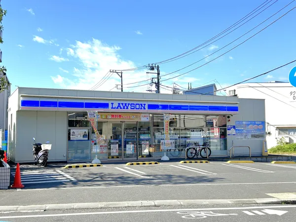 徒歩4分。24時間営業のコンビニエンスストア。ATMやマルチコピー機が設置されています。各種電子マネーやスマホ決済をご利用いただけます。