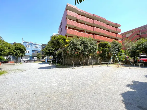 徒歩4分。小さなお子様と一緒に毎日でも外遊びに出かけられる距離にあります。ベンチが設置され、ブランコ・滑り台などの遊具がある公園です。