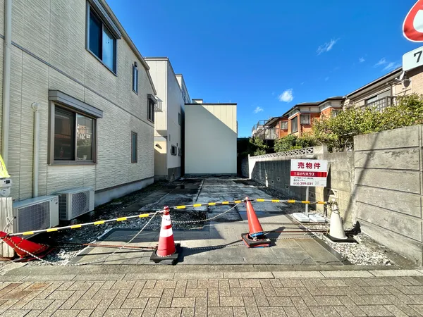 【藤沢市片瀬3丁目 土地】湘南モノレール「湘南江の島」駅まで徒歩1分、江ノ島電鉄線「江ノ島」駅まで徒歩2分、小田急江ノ島線「片瀬江ノ島」駅まで徒歩9分で、3沿線3駅利用可能です。