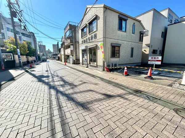 【南東側前面道路】道路には歩道が設けられていますので、小さなお子様との歩行や通学もしやすそうです。