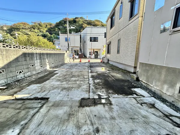 【現地写真】公営水道・都市ガスをご利用いただけます。実際の陽当り状況や隣家との間隔、周辺環境など、ぜひ一度現地にてご確認ください。