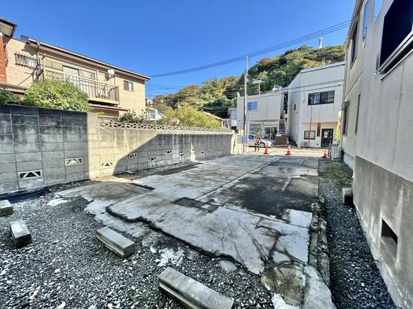 【現地写真】徒歩5分圏内にスーパーとコンビニが揃っています。急なお買い物にも便利な住環境です。