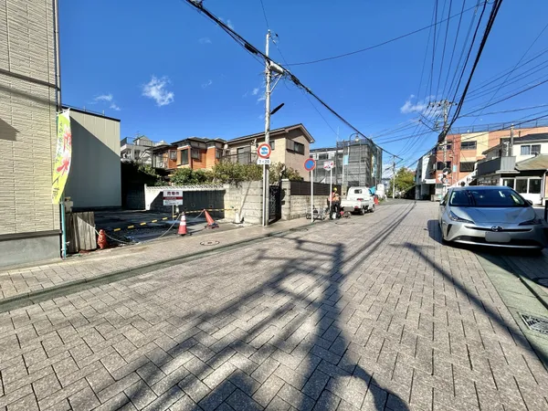 【南東側前面道路】前面道路は南東側、幅員約9.0mです。間口約5.3mで接道しています。