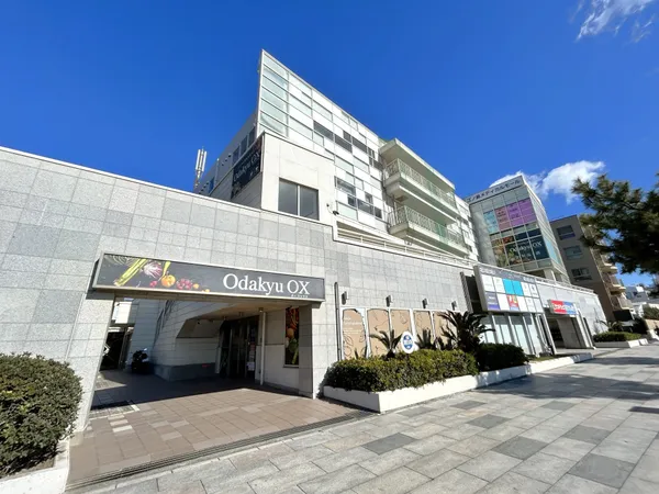 1階は小田急OX（スーパー）、2階は調剤薬局、3・4階は江ノ島メディカルモール