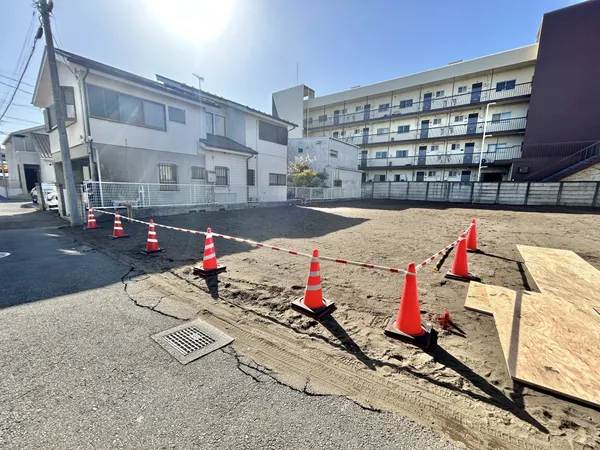【現地写真】全面道路は舗装されていますので、小さなお子様やベビーカーが通行しやすそうです。