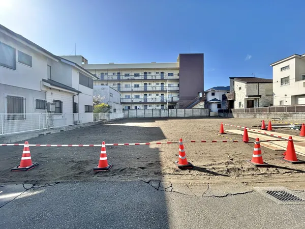 【現地写真】北東側前面道路(公道)の幅員は、約4mです。間口は約21mで接道しており、ゆとりがございます。