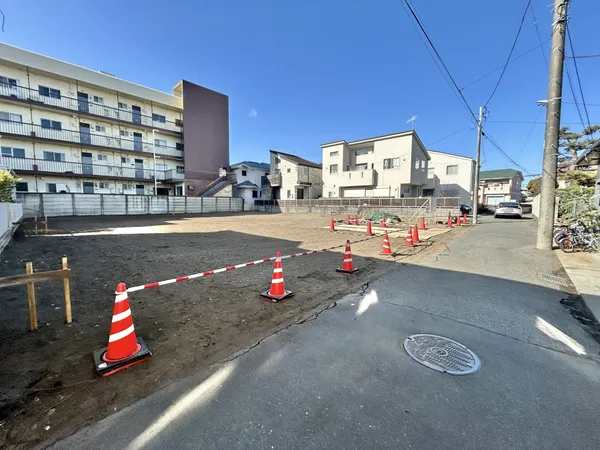 【前面道路含む現地写真】公営水道・都市ガスをご利用いただけます。お引渡し時期などはご相談ください。