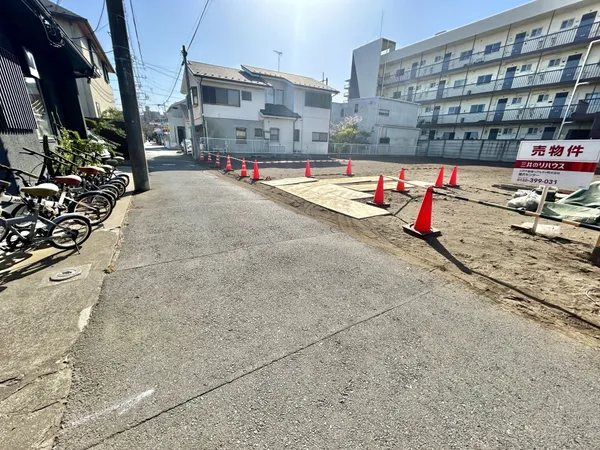 【前面道路含む現地写真】前面道路はきれいに舗装されており、自転車やベビーカーでもスムーズに走行できそうです。