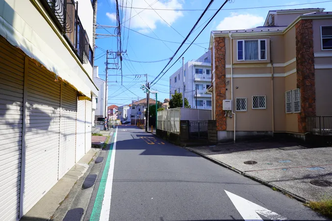 【前面道路含む現地写真】前面道路と敷地の境に段差がないため、カースペースや玄関アプローチの外構工事も負担なくスムーズに行えます。