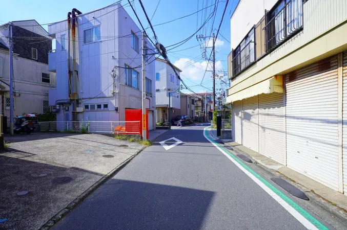 【前面道路含む現地写真】前面道路はきれいに舗装されており、自転車やベビーカーでもスムーズに走行できそうです。