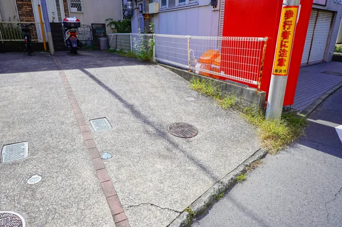 【前面道路含む現地写真】駐車スペース2台分あり(車種によります)。敷地通路部分と隣地通路部分は塀などの遮蔽物がないため、駐車しやすく、開放感があります。