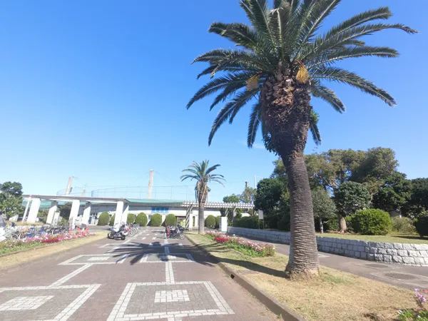プール、トレーニングルーム、野球場、テニスコート、ＳＬ広場など充実した公園です。
