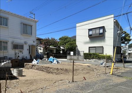 藤沢市片瀬3丁目 新築戸建 2号棟 前面道路含む外観