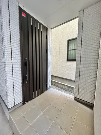 【玄関ポーチ】