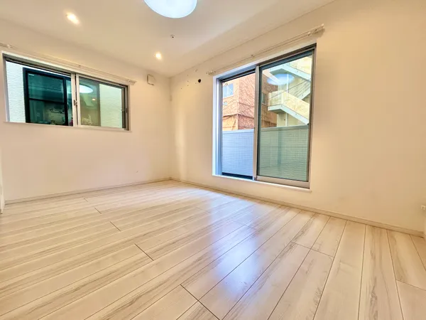 【2階LDK】全方位に設けられた窓から、明るい光が差し込むLDK。人の視線を気にせずのびのびお過ごしいただけます。