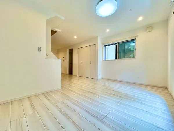 【2階LDK】道路面より高い位置なので、通行人の目線が気になりません。