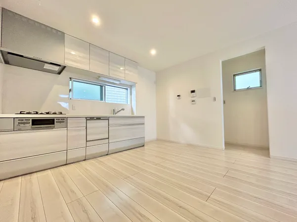 【DK】壁付けタイプのキッチンが採用されています。ゆとりがありますので、キッチン近くにダイニングテーブルを配置していただけます。