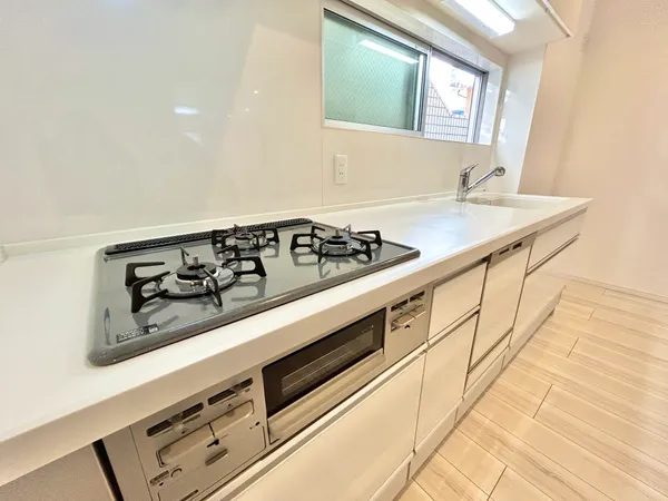 【キッチン】食器洗乾燥機・水栓一体型浄水器・3口仕様のグリル付きガスコンロ搭載のシステムキッチンで、機能性も兼ね備えています。