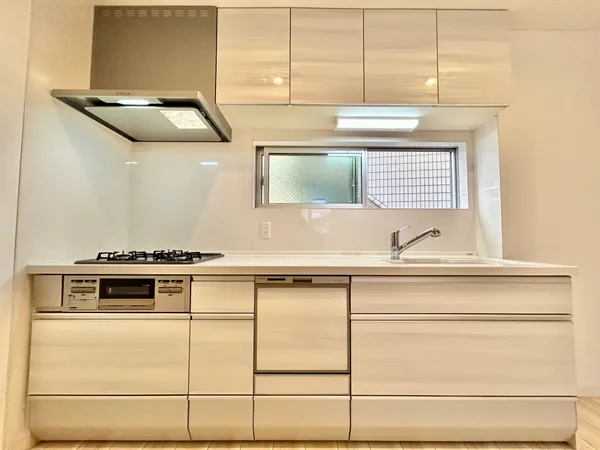 【キッチン】開放感を与える、壁付けキッチン。上部、シンク下部に収納スペースが設けられていますので、調理器具や食器を収納していただけます。