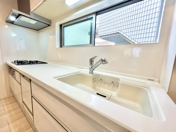 【キッチン】キッチンには換気のできる窓があり、調理中の匂いをリビング側へ届きにくくしてくれます。