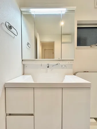 【洗面化粧台】身支度の整えやすい三面鏡付き洗面化粧台です。鏡裏やボウル下に収納があり便利です。