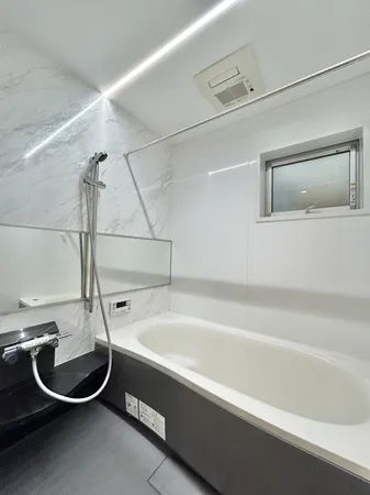 【浴室】窓があるので、新鮮な空気を外から取り入れて換気ができお風呂掃除に便利で、カビ対策にもなります。