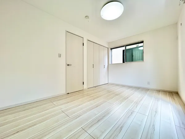 【洋室（約6.7帖）】洋室内にハンガーパイプ付きのクローゼットが設けられています。畳まずお洋服を収納でき便利です。枕棚の上には、シーズンオフの衣類や小物などが収納できます。