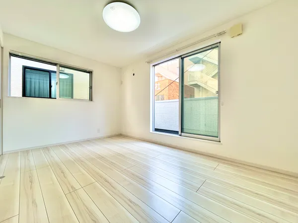 【洋室（約6.7帖）】室内は全体を通して白が基調とされ、フローリングも優しい色味のため、さまざまなインテリアと調和します。