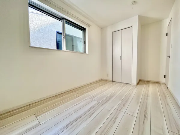 【洋室（約5.1帖）】東側の窓から光を取り込む洋室。クローゼットが設けられていますので、部屋がすっきり片付きます。