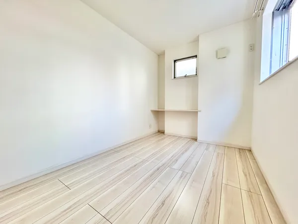 【洋室（約5.1帖）】カウンター付きのため、物を置いたりインテリアを飾ったりするのに便利です。