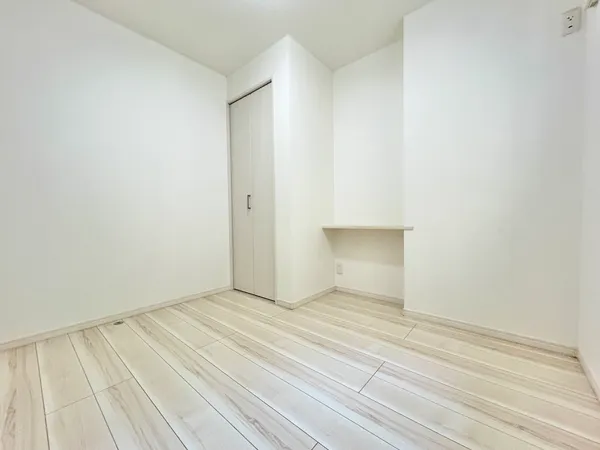 【サービススペース（約3.6帖）】収納として使ったり、趣味の部屋にしたりと、多目的にご利用可能です。