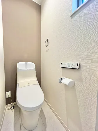 【2階トイレ】1階・2階に温水洗浄便座が備わっているトイレがあり、毎日快適にご使用いただけます。